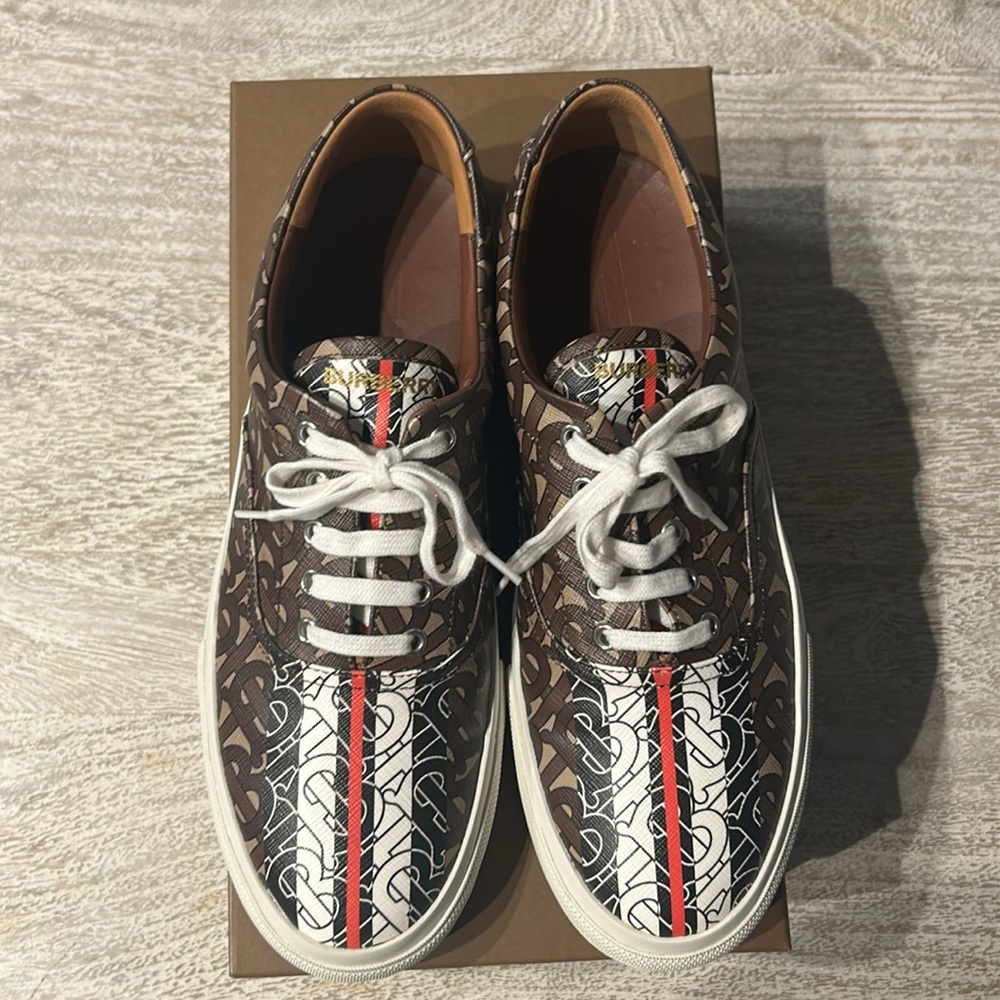 Burberry low top Size 44 Great condition only worn once - Picture 5 of 7